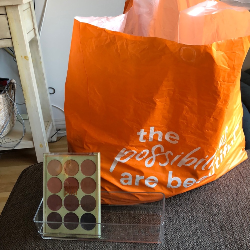Makeup artist clean out makeup!!
